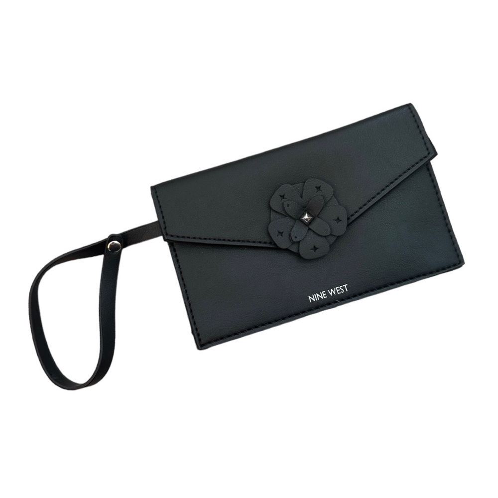 🌺 Nine West Faux Leather Flower Wristlet Wallet in Black